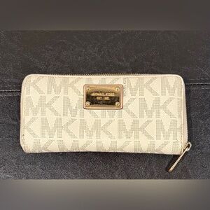 MICHAEL KORS Jet Set Travel Large signature logo Leather Quarter-Zip Wallet.